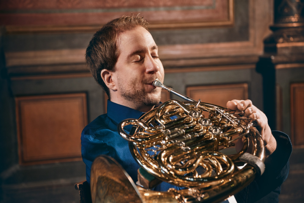 Der Hornist Felix Klieser spielt ohne Arme sein Horn mit den Füßen.